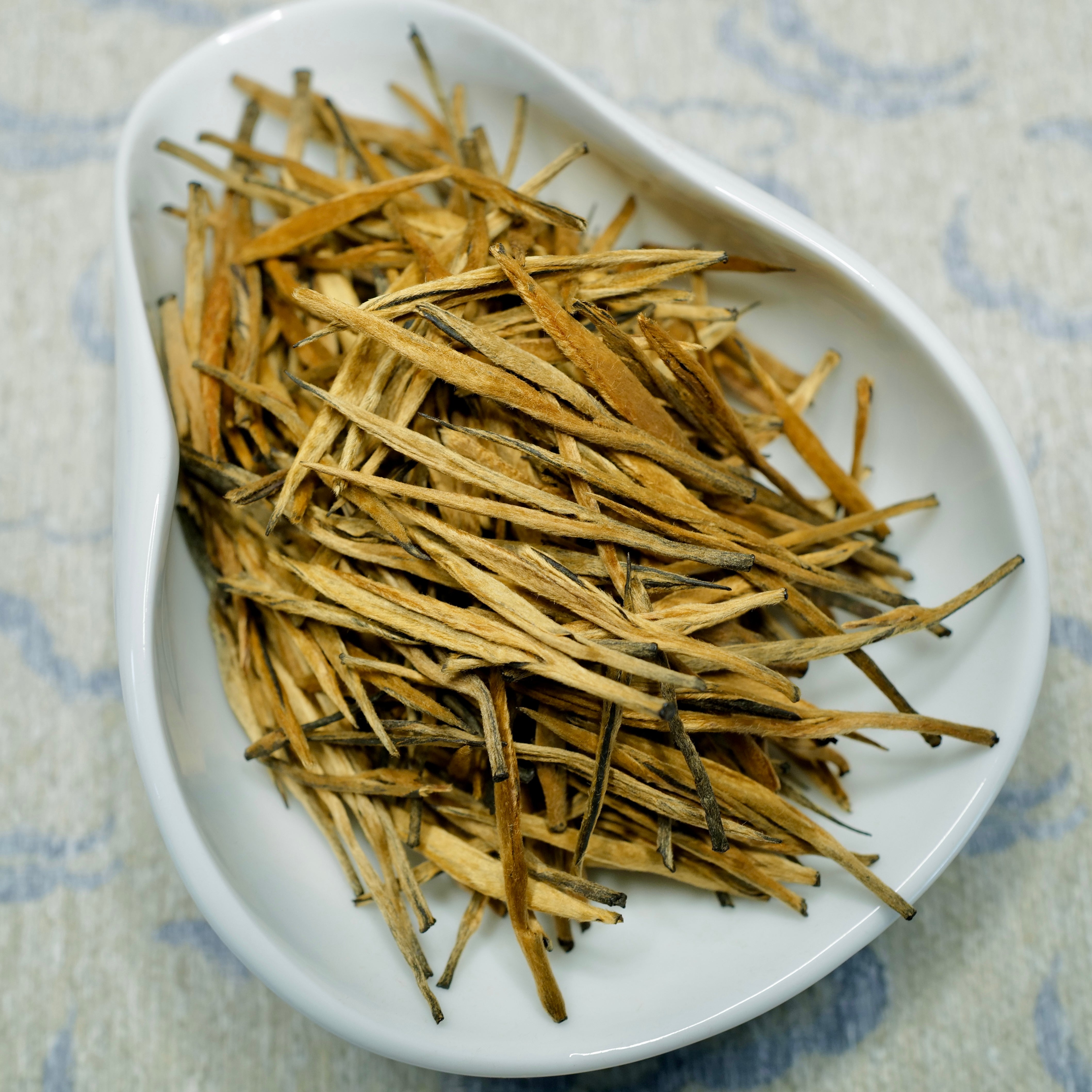 Fengqing Golden Needle Black Tea 鳳慶大金針紅茶